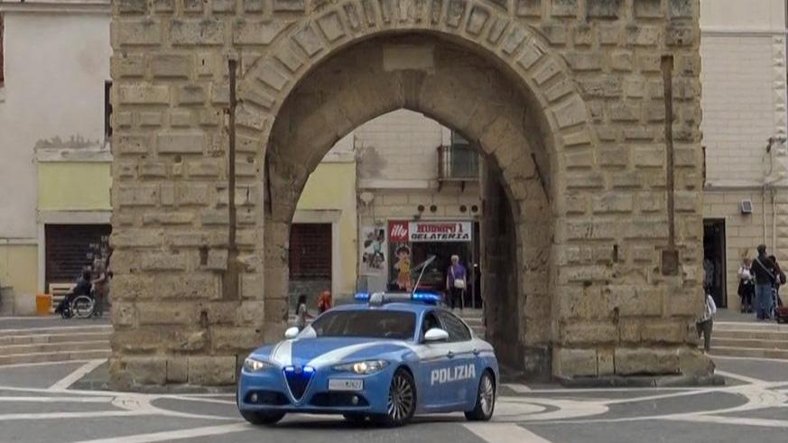 Accoltella la madre per strada dopo una lite iniziata in casa