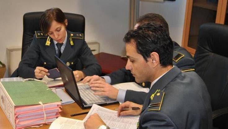 Prato, i titolari delle ditte “apri e chiudi” si fanno passare per dipendenti: indagati un commercialista e due consulenti