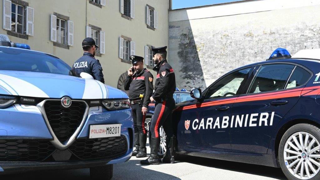 Lucca, insegue una donna e cerca di colpire un carabiniere con un coltello: arrestato