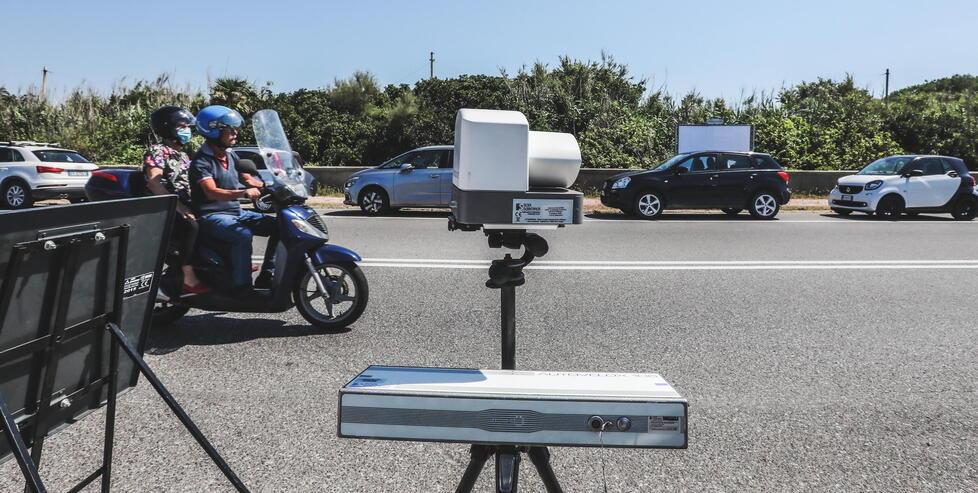 
	Un autovelox mobile usato sul viale Italia a Livorno

