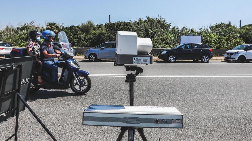 Un autovelox mobile usato sul viale Italia a Livorno