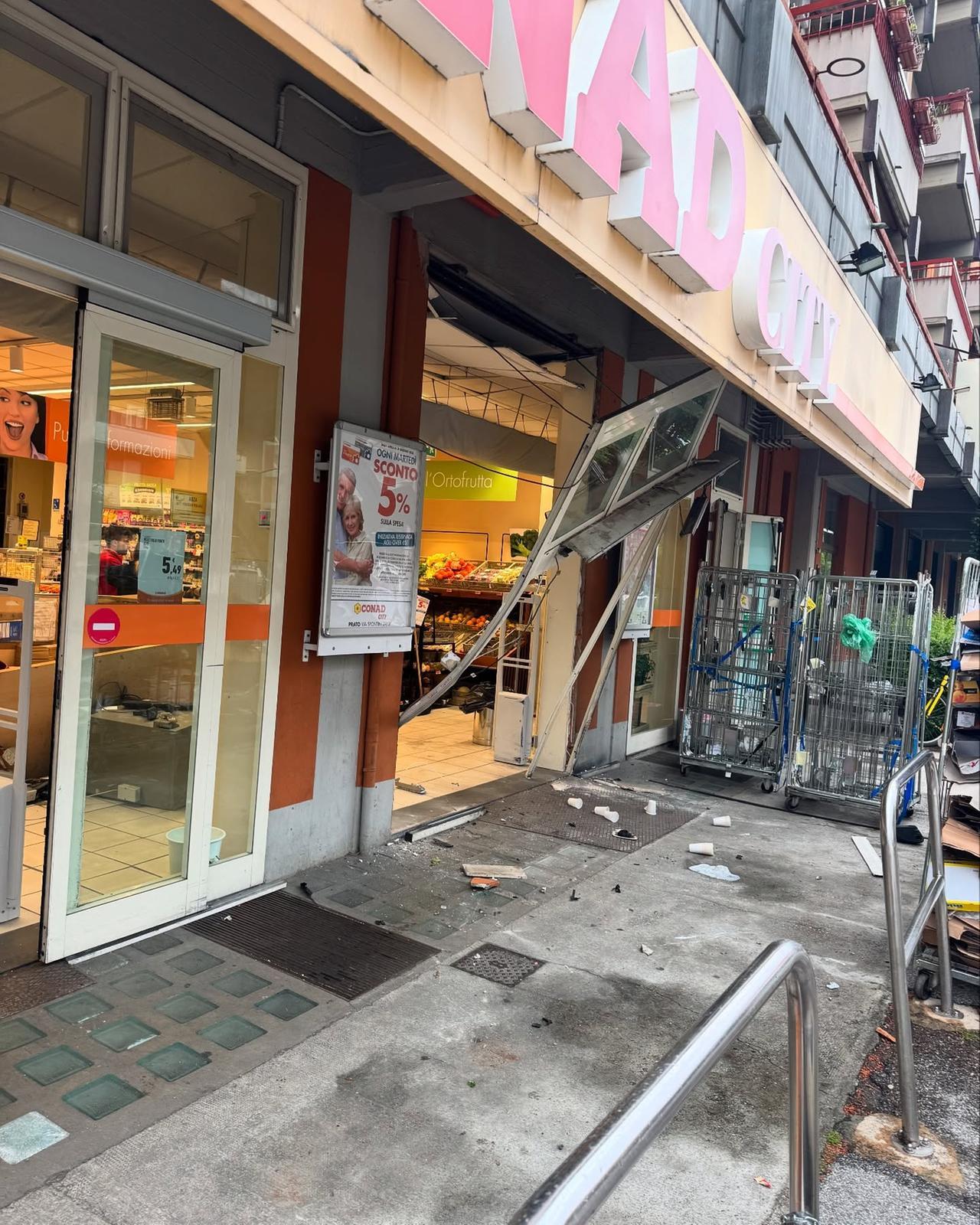 
	I danni provocati dal tentativo di furto alla Conad di via Spontini

