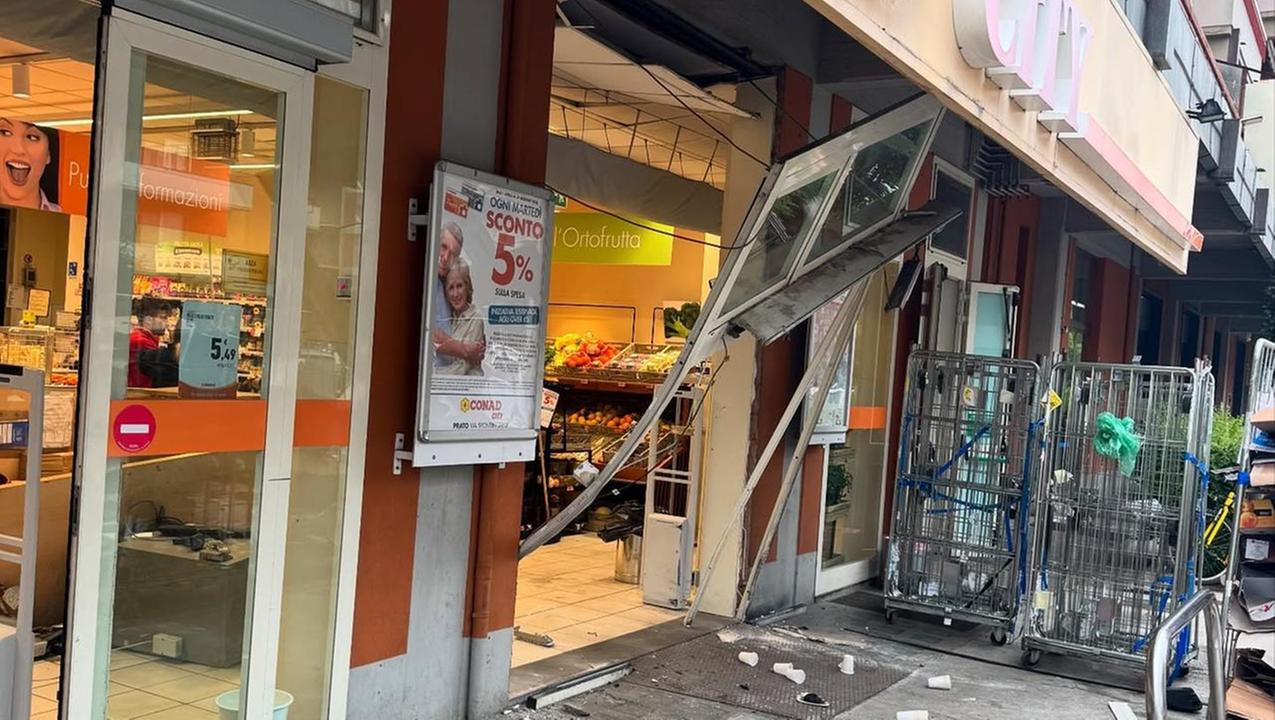 I danni provocati dal tentativo di furto alla Conad di via Spontini