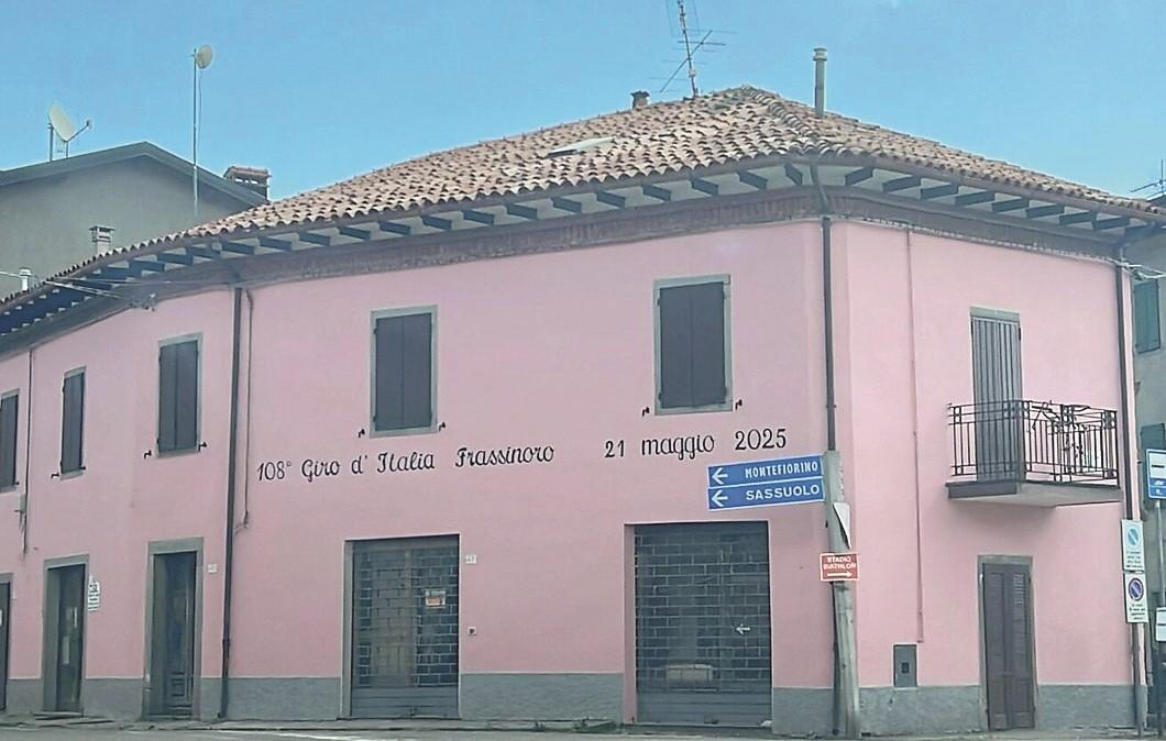 A Frassinoro spunta una casa… rosa: «Salutiamo il Giro d’Italia»