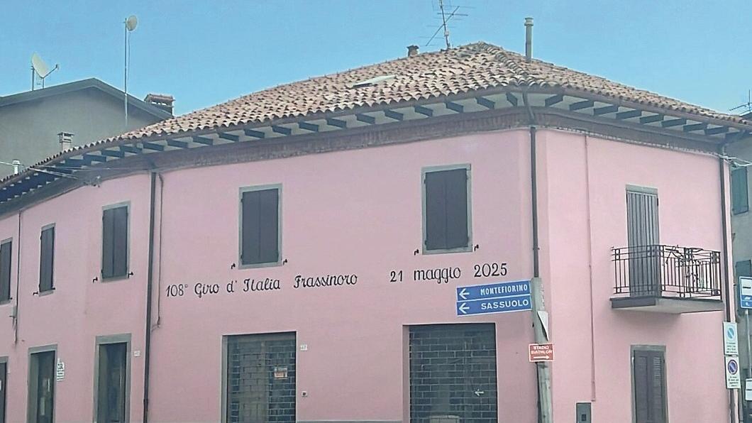A Frassinoro spunta una casa… rosa: «Salutiamo il Giro d’Italia»