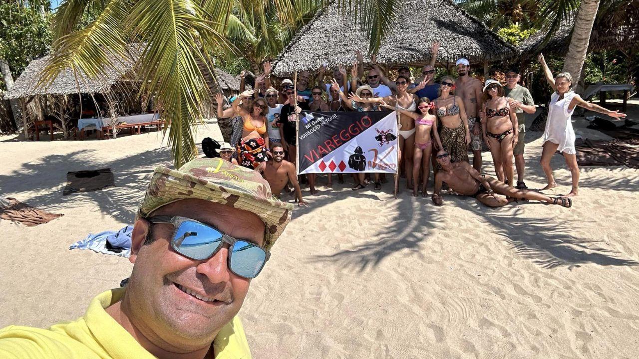 Alessio Pagni, titolare del Vagero, in una vacanza in Madagascar con un gruppo di viareggini