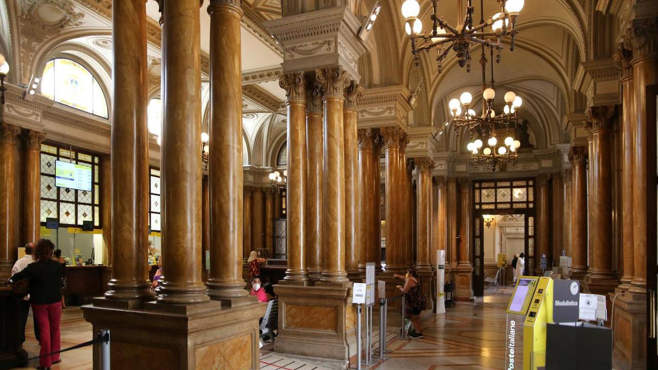 L’interno delle Poste centrali di via Cairoli a Livorno