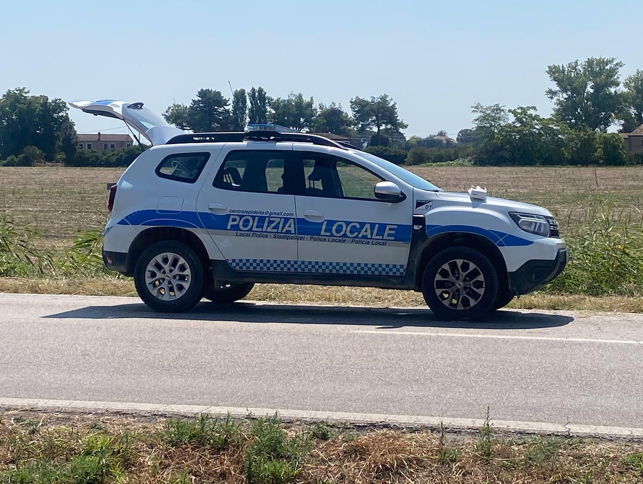 Migliaro, anziana cade in casa: soccorsa dalla Polizia locale