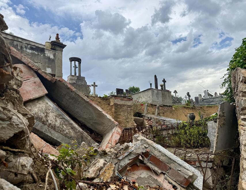 
	Lo smottamento nell&rsquo;area sud-est del cimitero con danni alle parti in muratura (foto Nucci)

