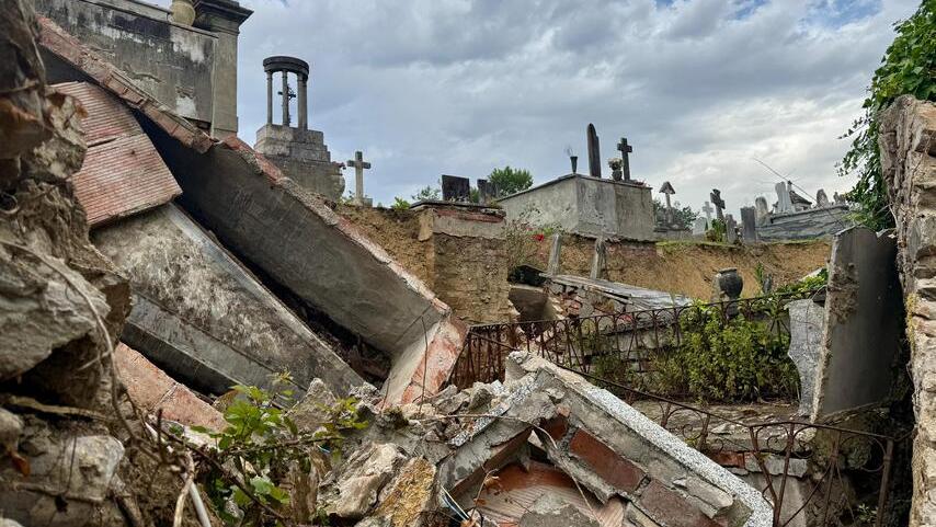 Lo smottamento nell’area sud-est del cimitero con danni alle parti in muratura (foto Nucci)