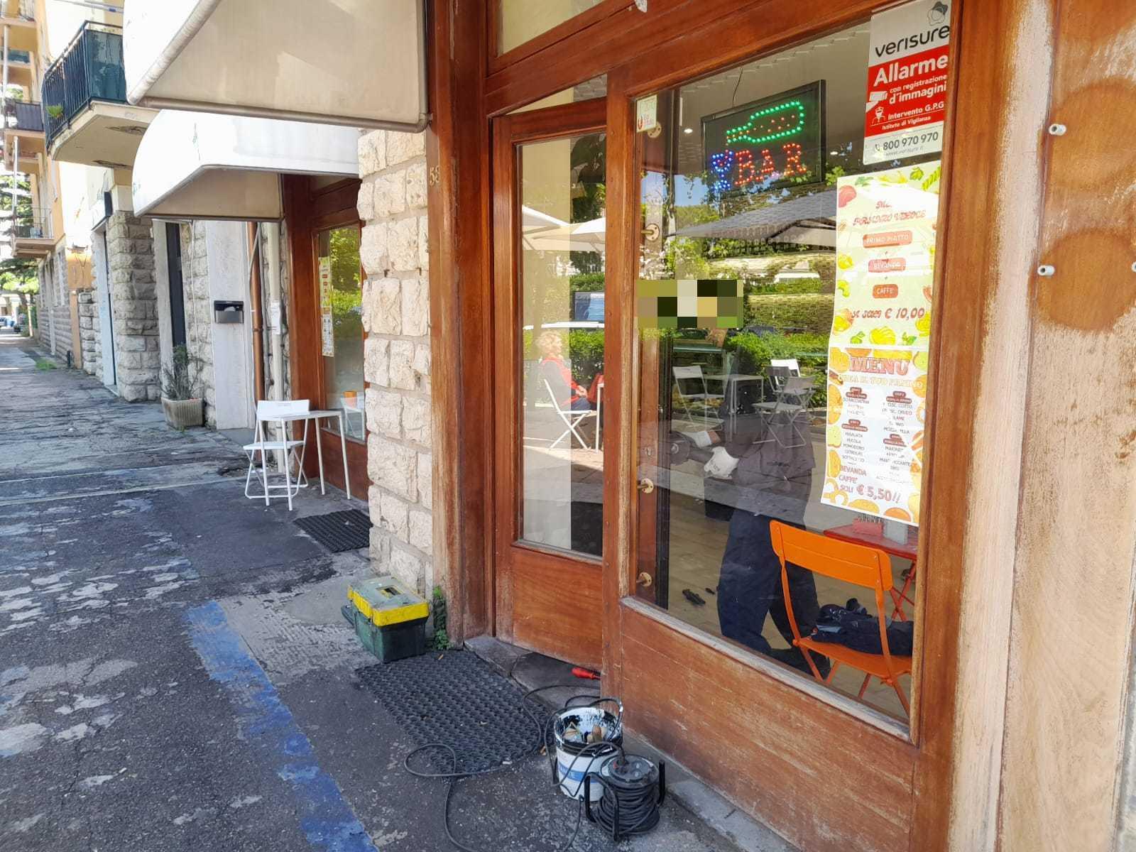 I lavori per rimettere in sesto la porta al bar Papillon di viale Alfieri