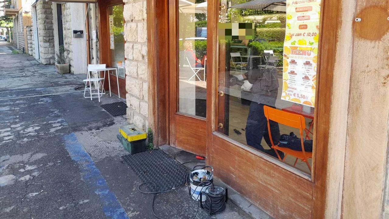 I lavori per rimettere in sesto la porta al bar Papillon di viale Alfieri