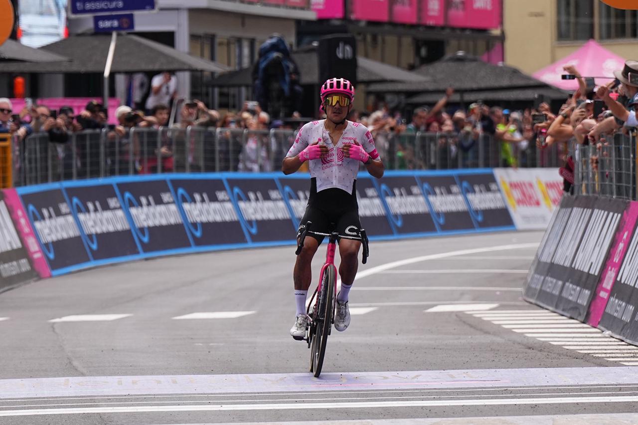 Giro d’Italia, Richard Carapaz vince la tappa Viareggio-Castelnovo Monti