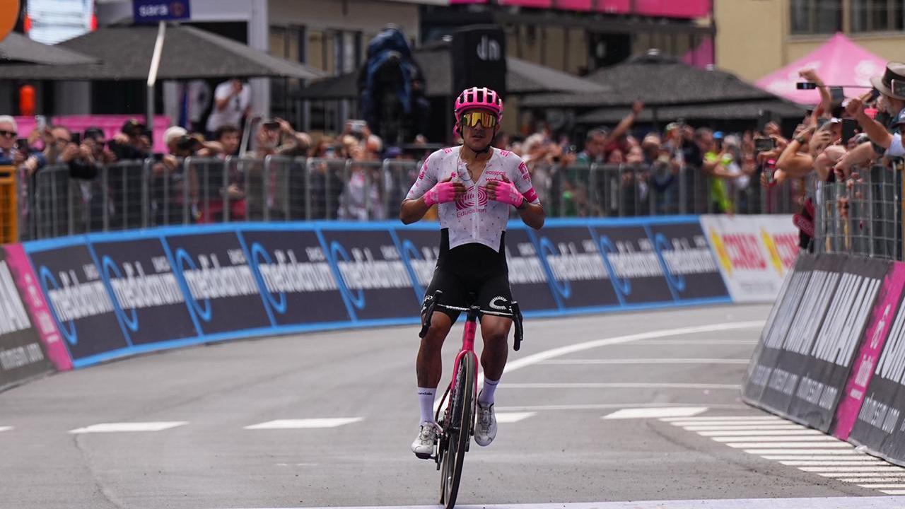 Giro d’Italia, Richard Carapaz vince la tappa Viareggio-Castelnovo Monti