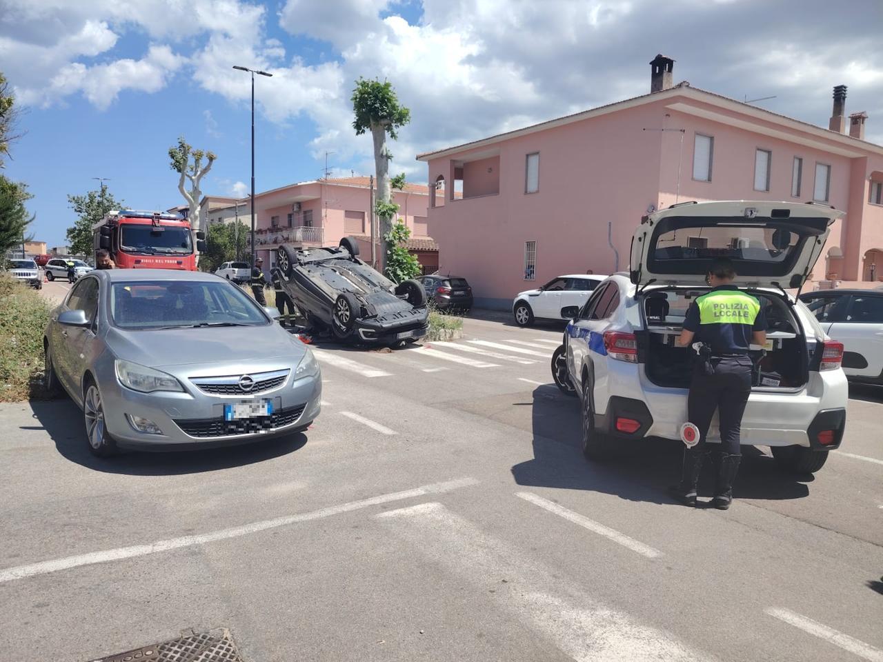 Olbia, auto si ribalta all’incrocio: un ferito