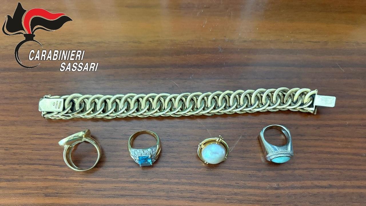 Ruba gioielli del valore di 10mila euro a un’anziana: denunciato