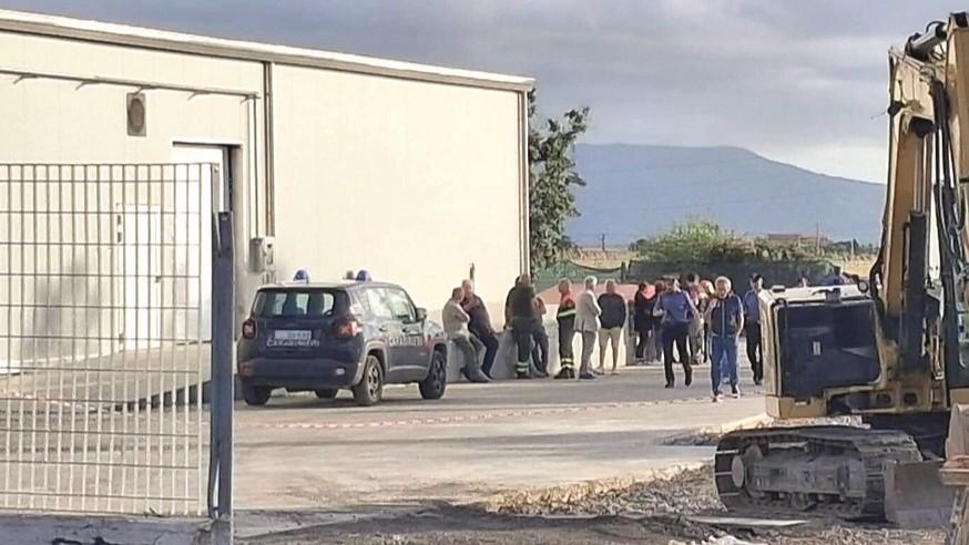 Muore a 75 anni cadendo dal montacarichi: lavorava ancora perché la pensione non bastava