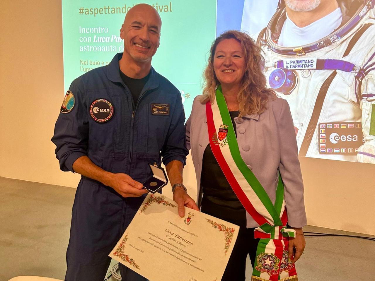 
	Luca Parmitano con la sindaca Ilaria Bugetti

