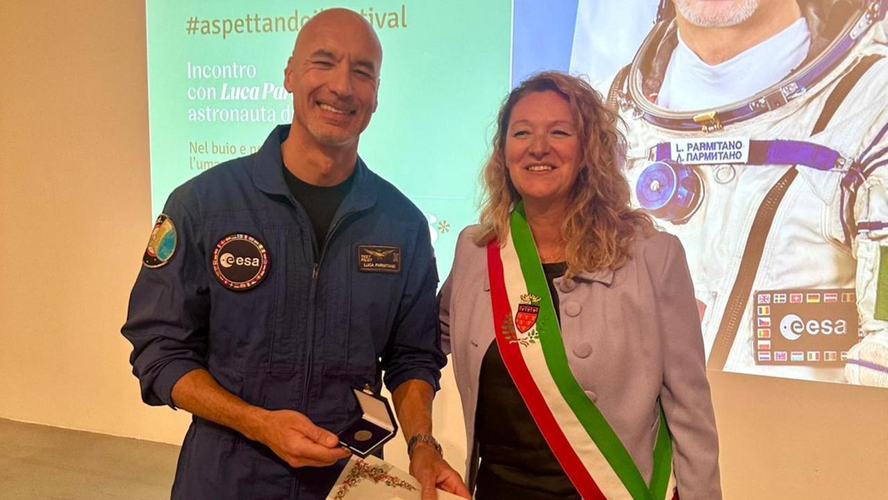 Luca Parmitano con la sindaca Ilaria Bugetti