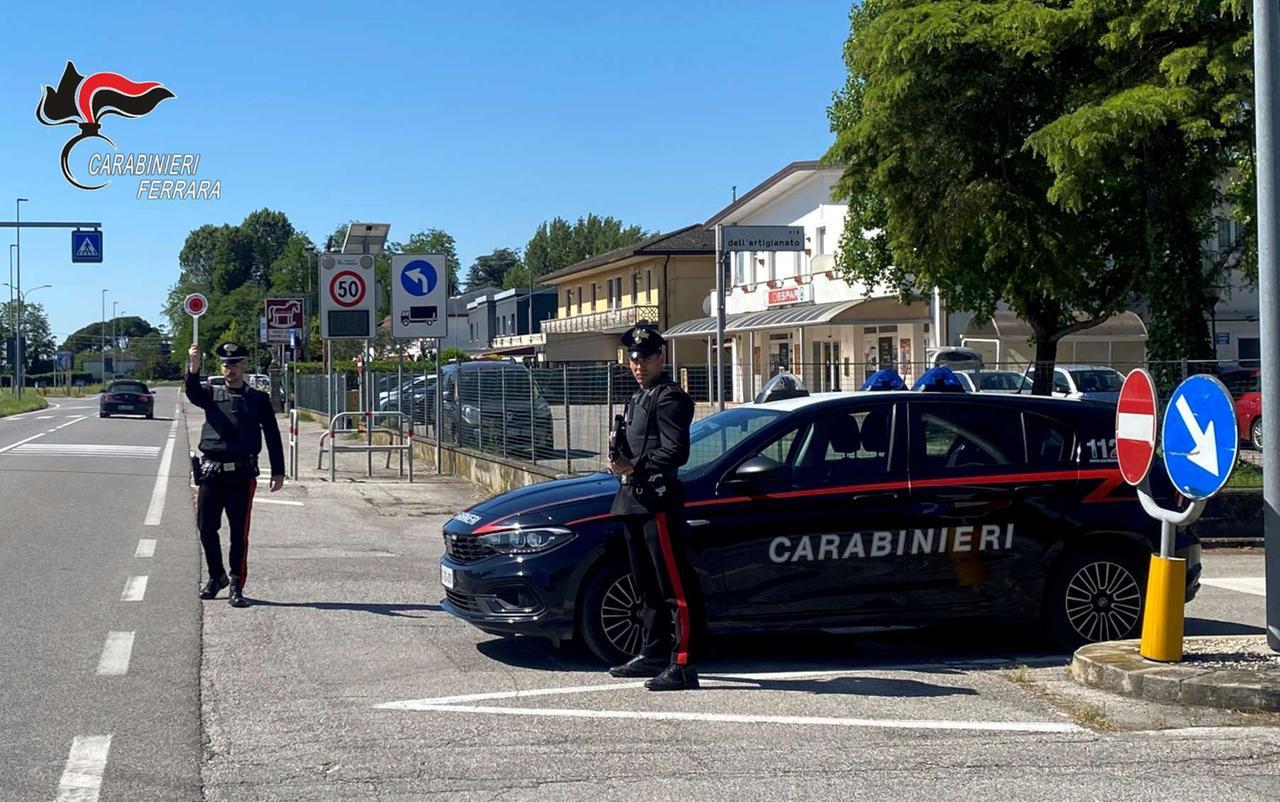 Copparo, sorpreso con hashish e coltello. In casa il resto della droga