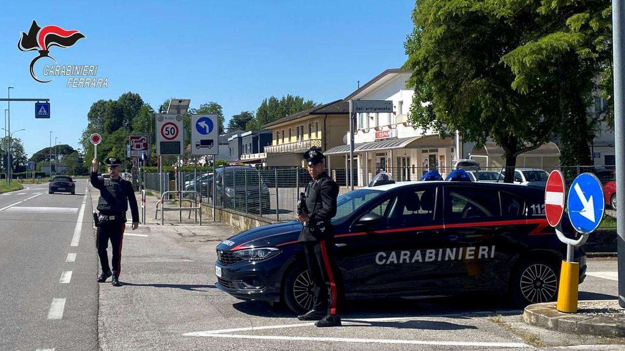 Copparo, sorpreso con hashish e coltello. In casa il resto della droga