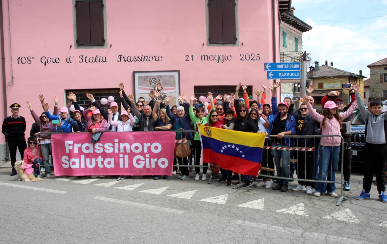 
	La festa a Frassinoro davanti alla casa colorata di rosa

