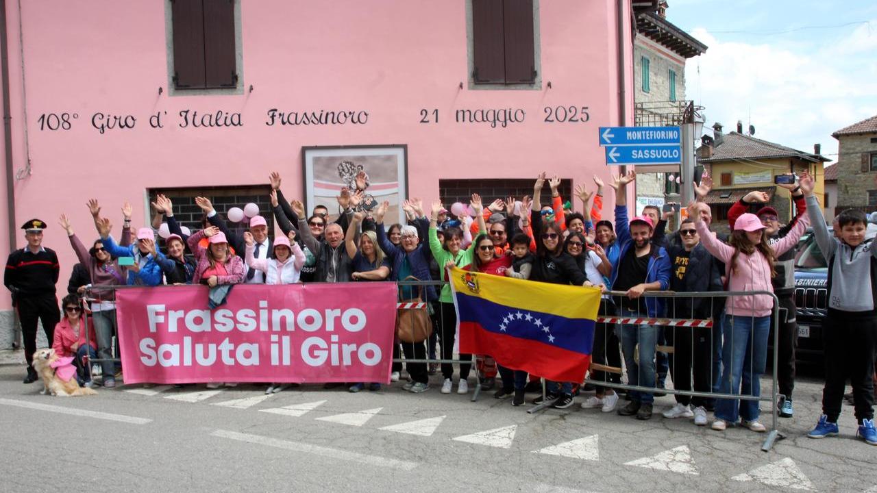 La festa a Frassinoro davanti alla casa colorata di rosa