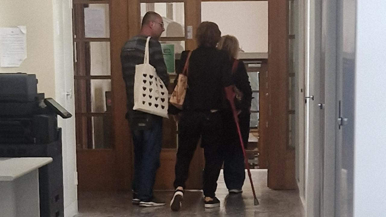 Ridotta in fin di vita dallo zio del marito, il racconto choc della donna accoltellata