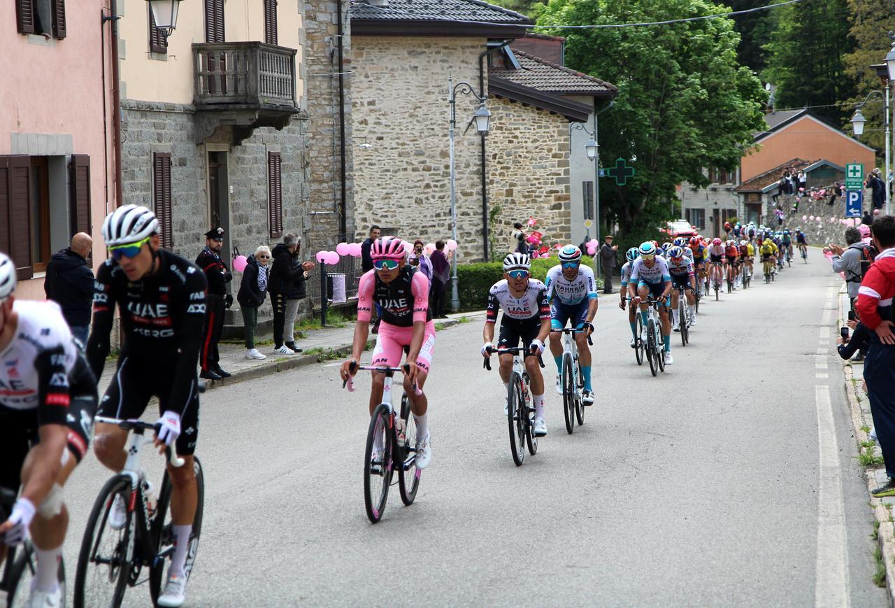 
	La maglia rosa Isaac Del Toro ieri a Frassinoro

