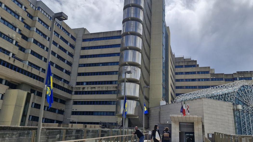 Si faceva pagare ore di lavoro e straordinari mai fatti: dipendente Asl sotto accusa per truffa