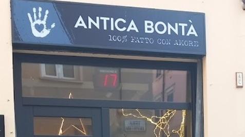 Ladro solitario in centro storico ruba in pieno giorno tutto il pane per le consegne