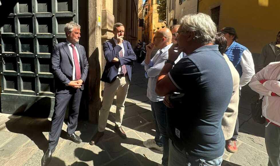 
	Il sindaco Pardini, il vice Barsanti e alcuni giornalisti davanti all&rsquo;ingresso del tribunale&nbsp;

