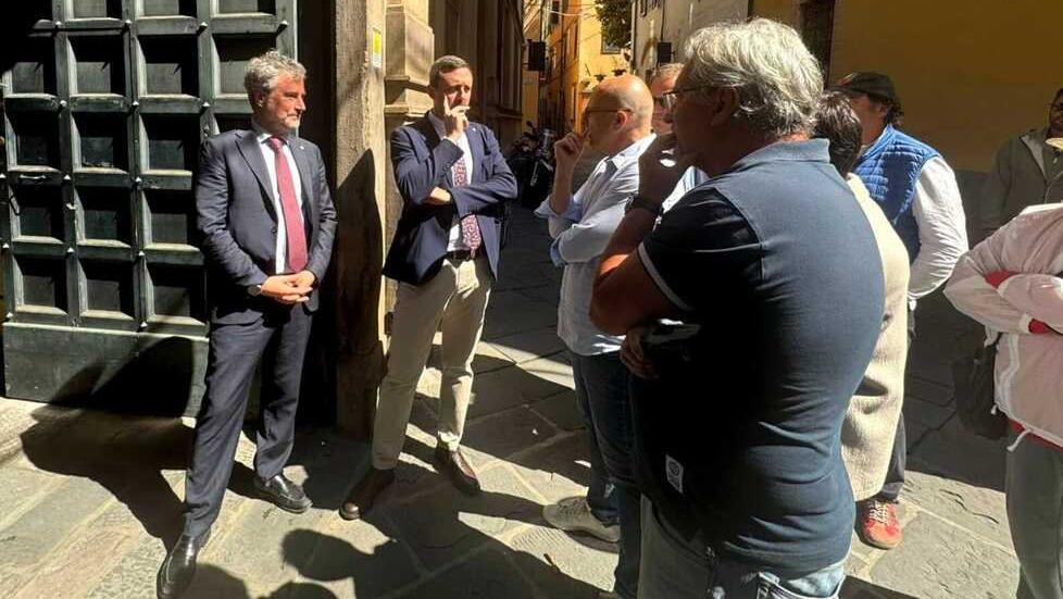 Il sindaco Pardini, il vice Barsanti e alcuni giornalisti davanti all’ingresso del tribunale 