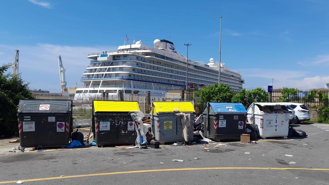 L’immagine che i passeggeri della Viking Sea hanno potuto "godere" al loro sbarco a Livorno