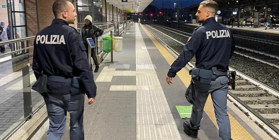 Bici, pali e un divano lanciati sui binari del treno: così si “divertiva” un gruppo di minorenni