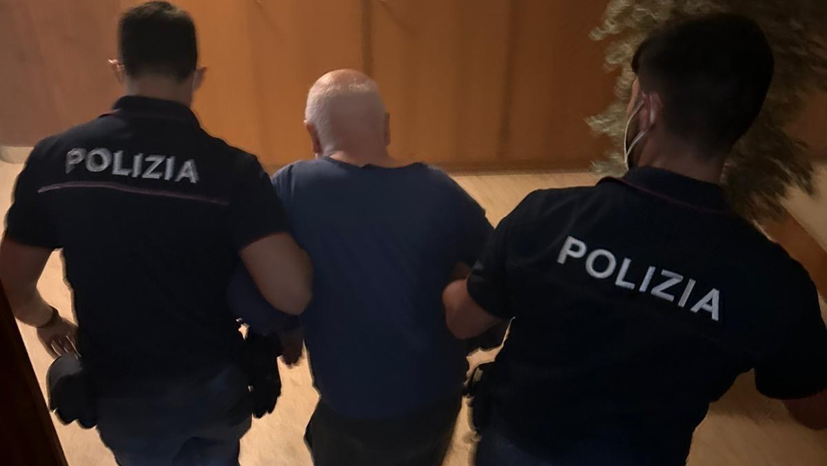 Due poliziotti aiutano un anziano a uscire dal condominio