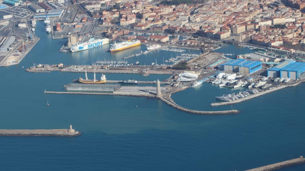 Una veduta del porto di Livorno