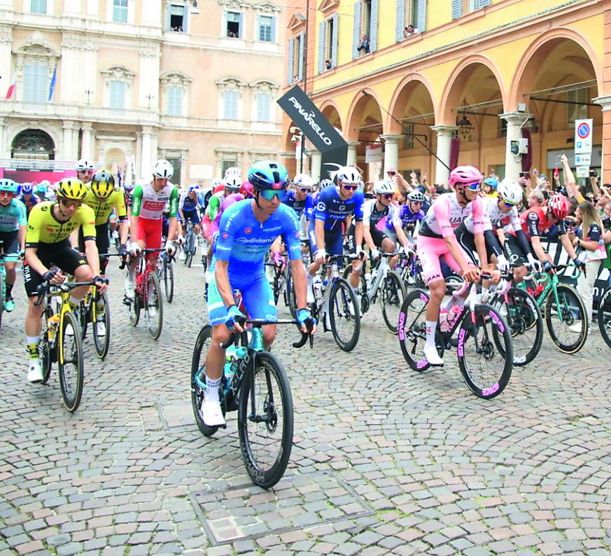 Il Giro d’Italia “ospite” in piazza Roma: tutto esaurito per lo show dei ciclisti