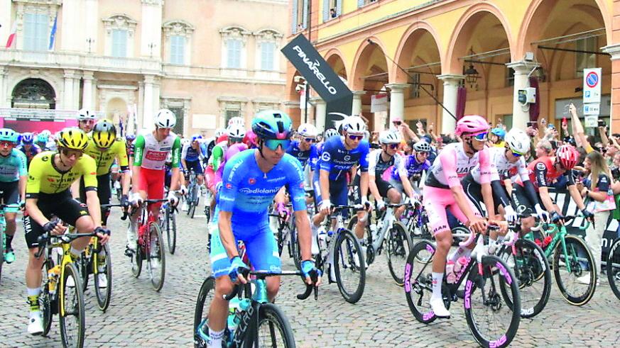 Il Giro d’Italia “ospite” in piazza Roma: tutto esaurito per lo show dei ciclisti