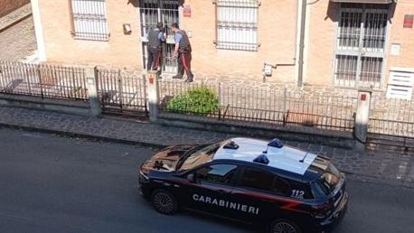 Sequestrata in un capannone per tutta la notte, l’ex le ha messo anche fascette da elettricista al collo