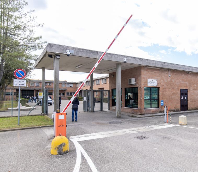 Ferrara, detenuto sale sul tetto del carcere e minaccia di lasciarsi cadere