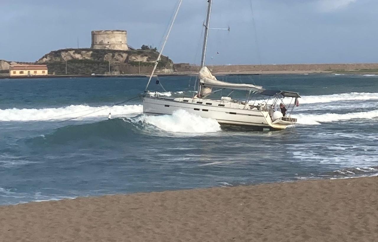 Una barca spiaggiata a Bosa Marina, ecco cosa è successo