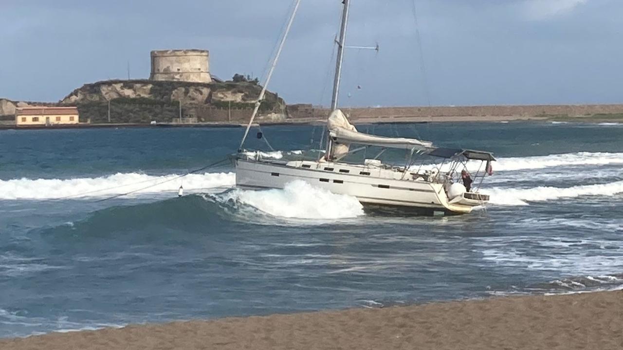 Una barca spiaggiata a Bosa Marina, ecco cosa è successo