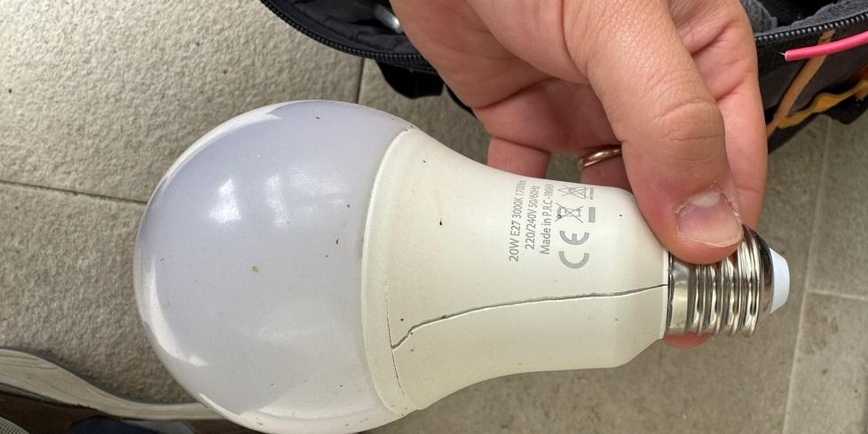 
	Una lampadina crepata dallo sbalzo di tensione della corrente

