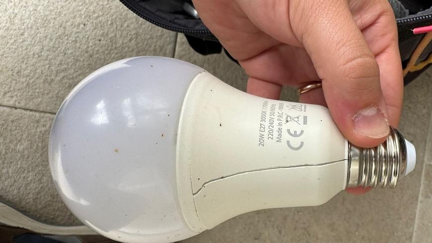 Una lampadina crepata dallo sbalzo di tensione della corrente