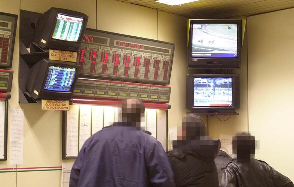Il "pentito" delle scommesse: «Giocavo 300 euro al giorno, per pagare i debiti mi dissero: “Ora fai una rapina”»<br>
