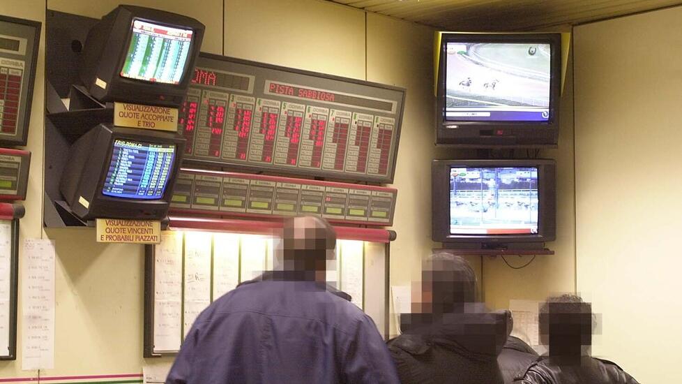 Il "pentito" delle scommesse: «Giocavo 300 euro al giorno, per pagare i debiti mi dissero: “Ora fai una rapina”»<br>