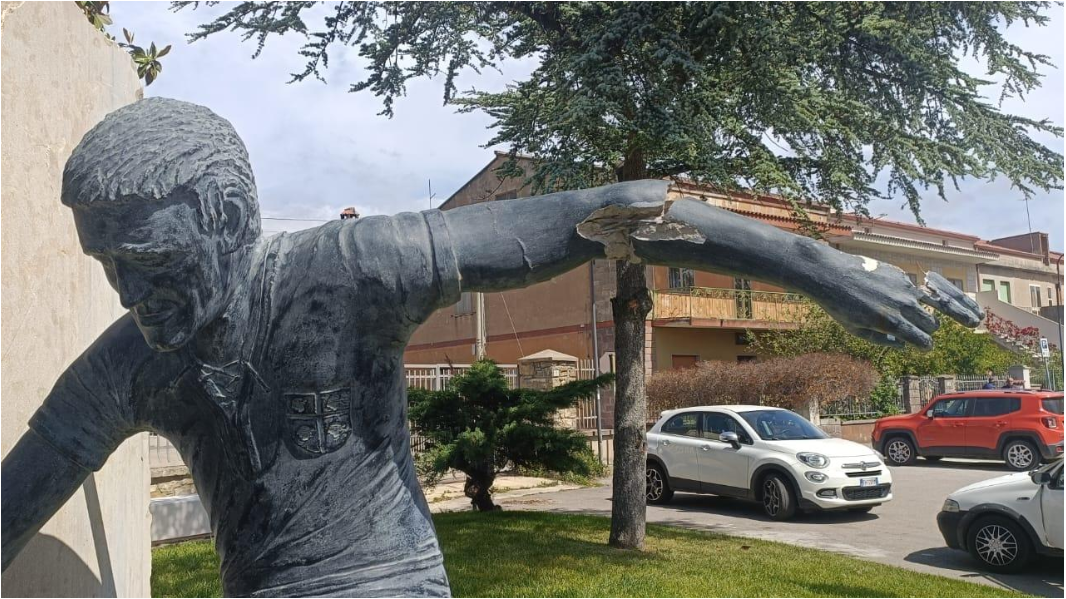 La statua di Gigi Riva danneggiata a colpi di martello