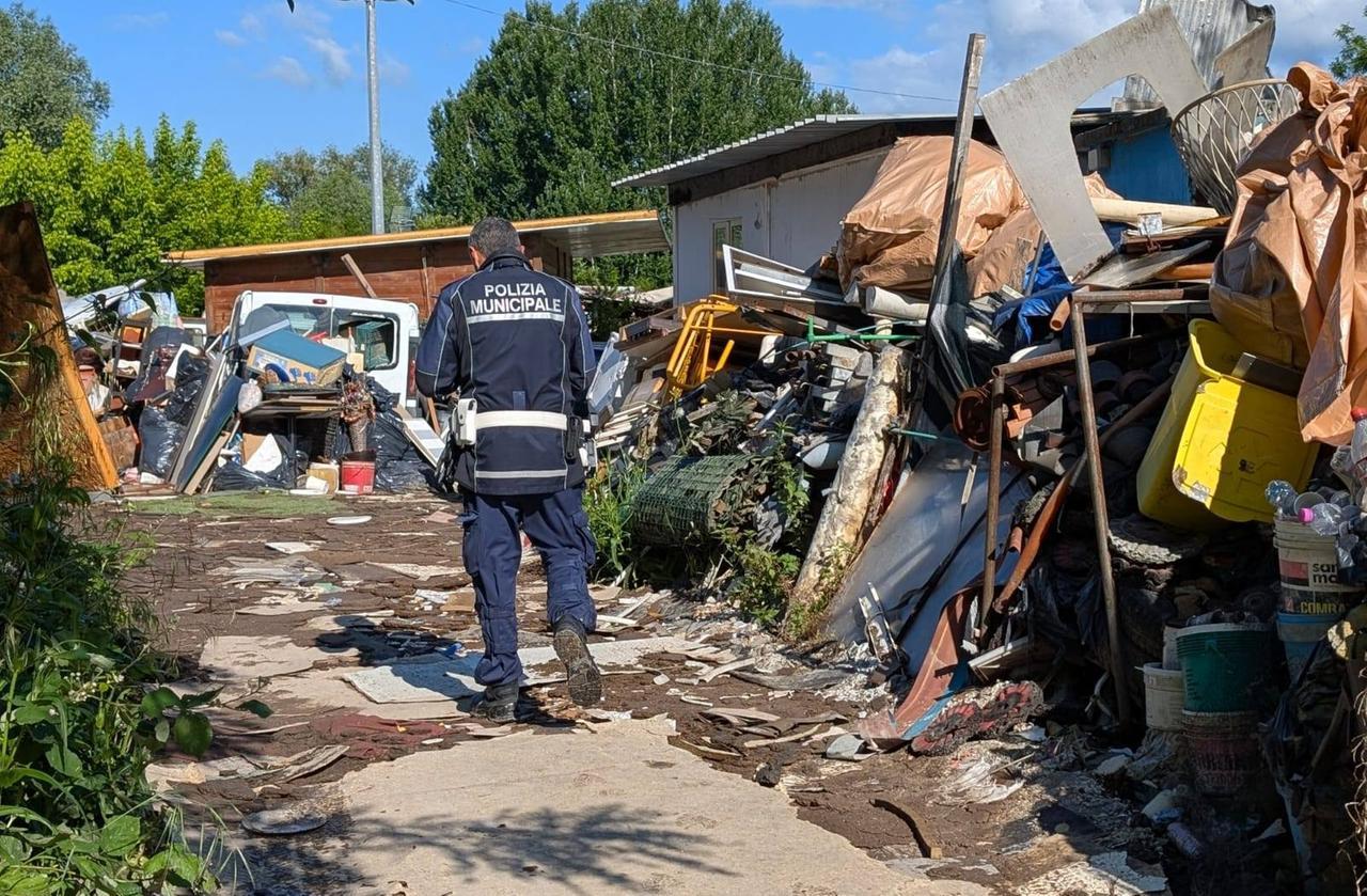 Pistoia, scoperta discarica abusiva in un campo nomadi: 5 indagati