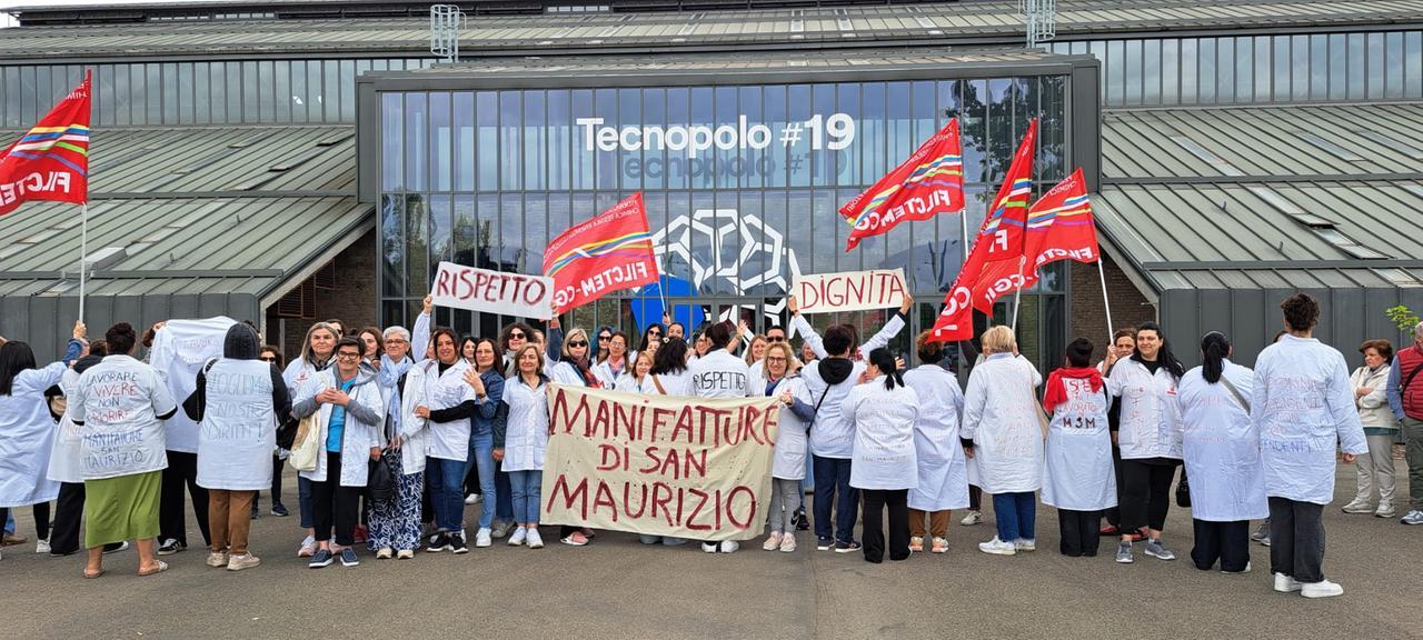 Sciopero contro Max Mara: il presidio delle lavoratrici di Manifattura San Maurizio alla presentazione del “Polo della Moda”